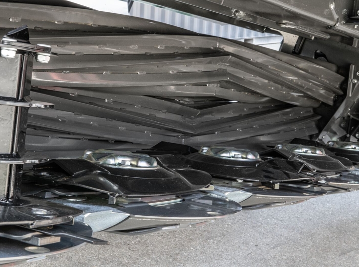 View under the Fendt Slicer mower with steel rollers