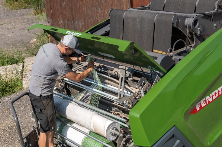 A quick-change system for film and net rolls is visible under the open flap of the Fendt Rotana K Combi round baler.