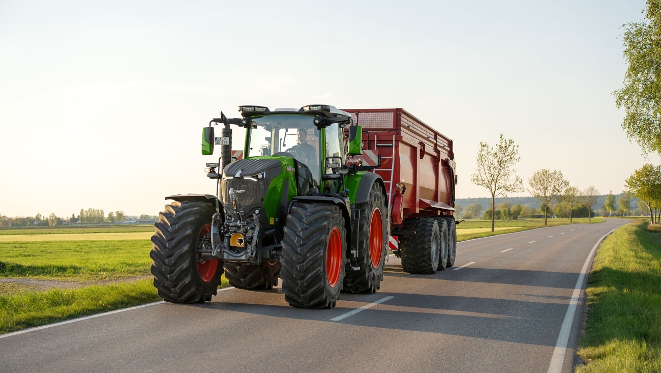 A Fendt 800 Vario with attached forage wagon on a country road