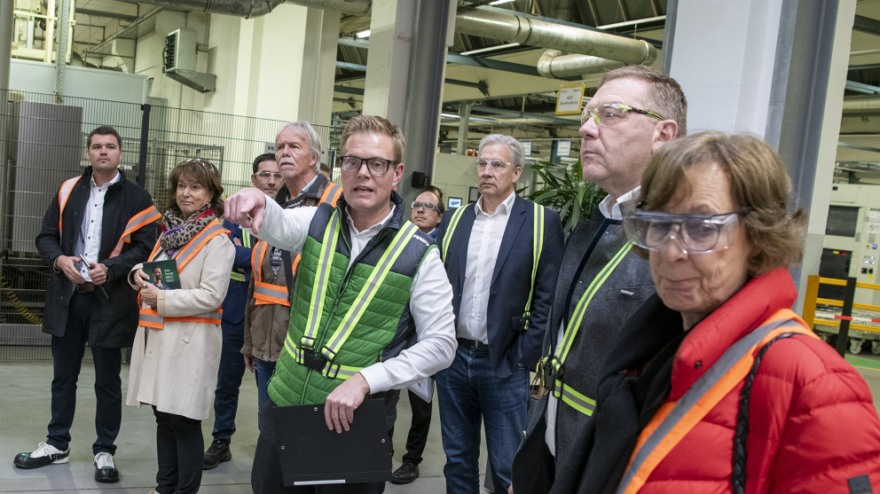 People at the transfer point Fendt high-bay warehouse