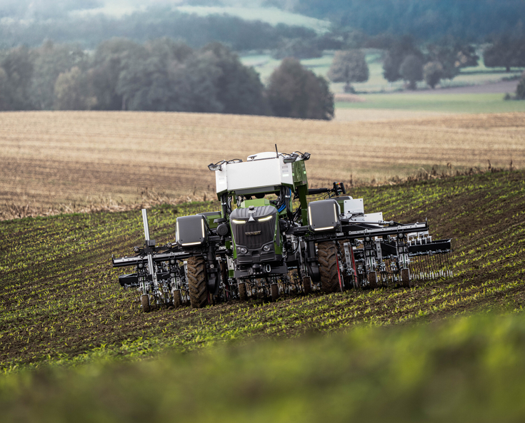 The Fendt Xaver GT field robot drives The Fendt Xaver GT field robot drives towards the camera head-on.