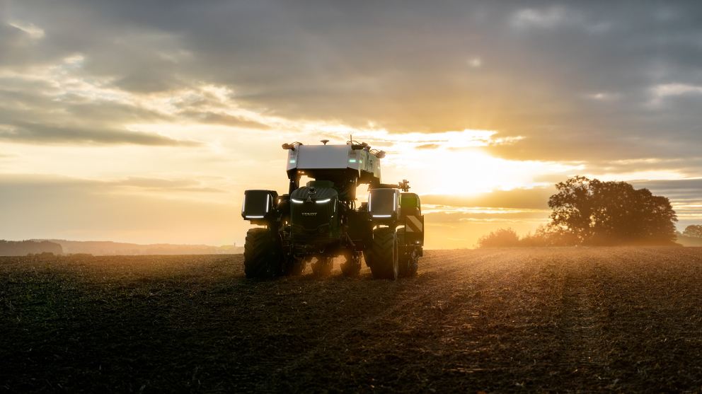 Fendt Xaver GT with the sunset behind it Fendt Xaver GT with the sunset behind it