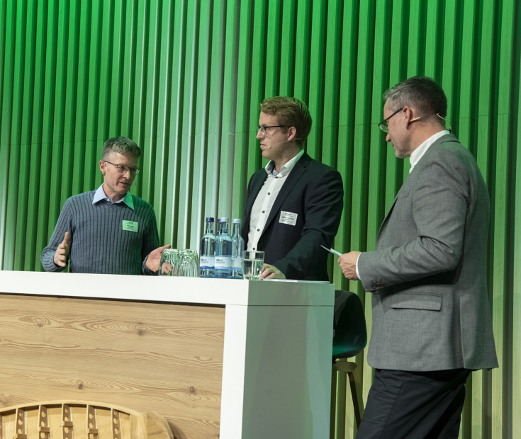 Farmers Alexander Thumm and Wilhelm Jochen Behn with presenter Guido Höner