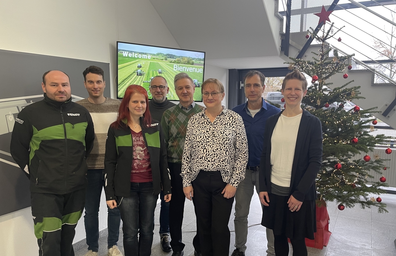 Fendt jubilarians celebrants at the Feucht site with Dr Ute David (left | Plant Manager, Fendt Forage Harvesting Technology, Feucht)