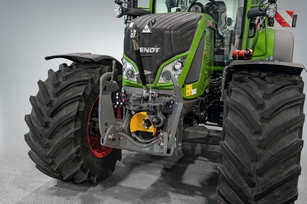 Close-cropped front view of a green-painted Fendt 500 Vario tractor