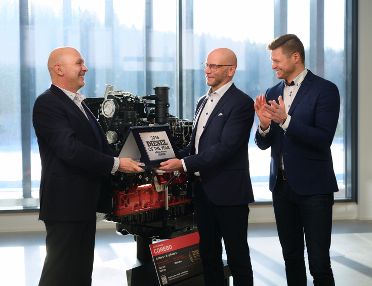 Powertrain International Editor-in-Chief Fabio Butturi (left) presents the Diesel Engine of the Year 2026 award to AGCO Power Vice President Juha Tervala. Next to them, AGCO Power Project Manager for Engineering Juha-Pekka Asikainen applauds. In the backg