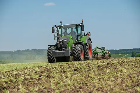 Un Fendt 724 Vario Gen7.1 verde lavora un campo con un coltivatore Amazone.