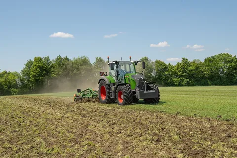 Un Fendt 724 Vario Gen7.1 verde lavora un campo con un coltivatore Amazone.