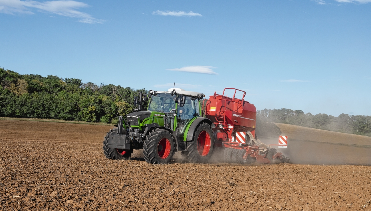 L'agricoltore fa il lavoro nei campi con Fendt 200 Vario