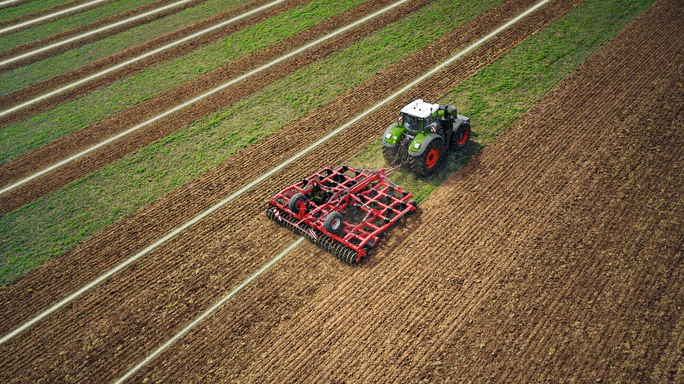 Vista dall'alto di un Fendt 1000 Vario con attrezzo in un campo