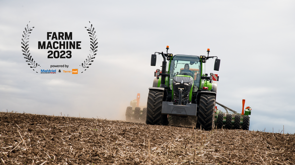 logo Farm Machine 2023 Fendt 700 Vario Gen7 utilizzato su un campo con logo Farm Machine 2023