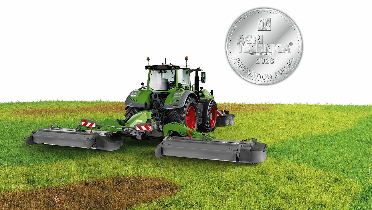 Trattore Fendt su un prato con falciatrici combinate Fendt Slicer e medaglia d’argento “Innovation Award AGRITECHNICA”.