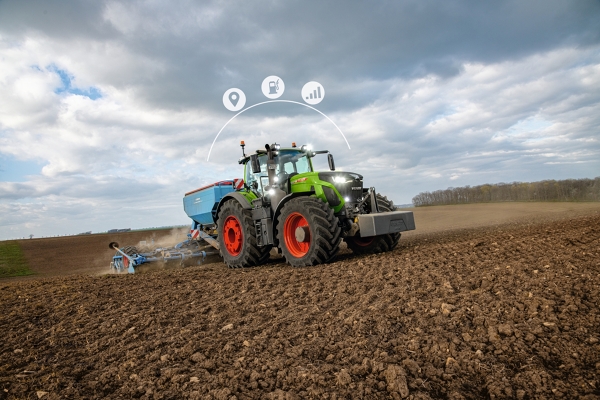 Un Fendt 1000 Vario in marcia su un campo.