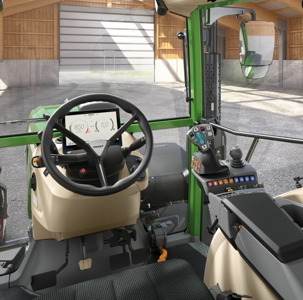 Rappresentazione grafica dell'interno della cabina con vista sul volante, compresa la dashboard digitale centrale.