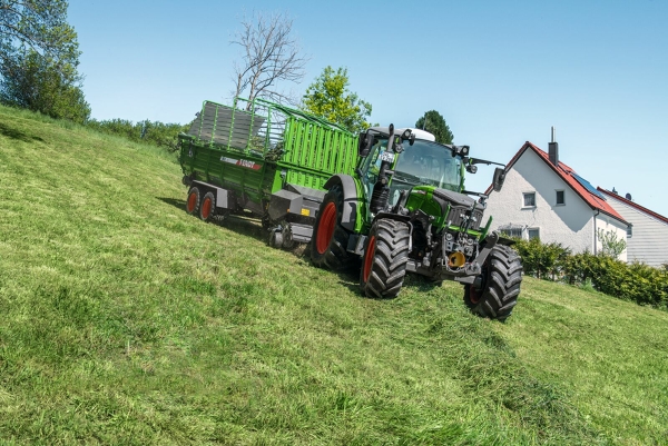 Fendt 200 Vario con Fendt Tigo Fendt 200 Vario con Fendt Tigo su prato
