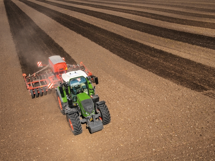 Fendt 700 Vario Gen6 con guida automatica Il Fendt 700 Vario Gen6 durante la lavorazione del suolo con un coltivatore