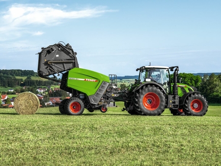 Trattore Fendt con rotopressa Fendt Rotana durante la pressatura delle balle