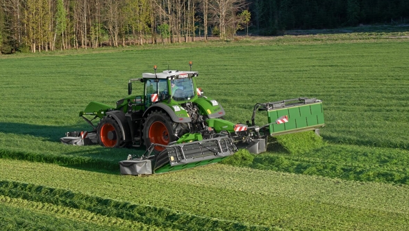 Combinazioni di falciatrici Fendt Slicer Un agricoltore falcia un prato verde con una combinazione di falciatrici Fendt Slicer.