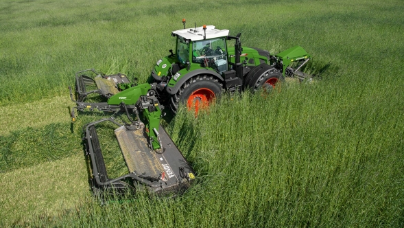 Falciatrici combinate con ISOBUS e nastro trasportatore Un trattore Fendt Vario durante la raccolta di foraggio fresco sul prato con una falciatrice combinata Fendt Slicer.