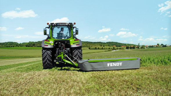 Fendt Slicer ISL Fendt Slicer ISL in uso agganciata a un trattore Fendt verde.