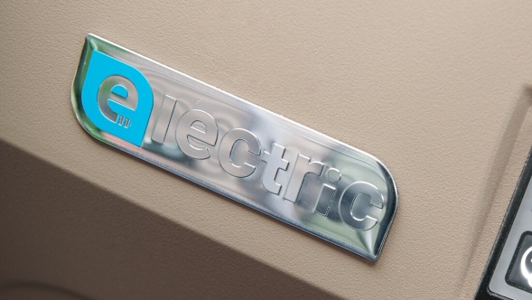 Fendt e100 Vario electric Vista della targhetta “electric” in metallo nell’abitacolo della cabina Fendt