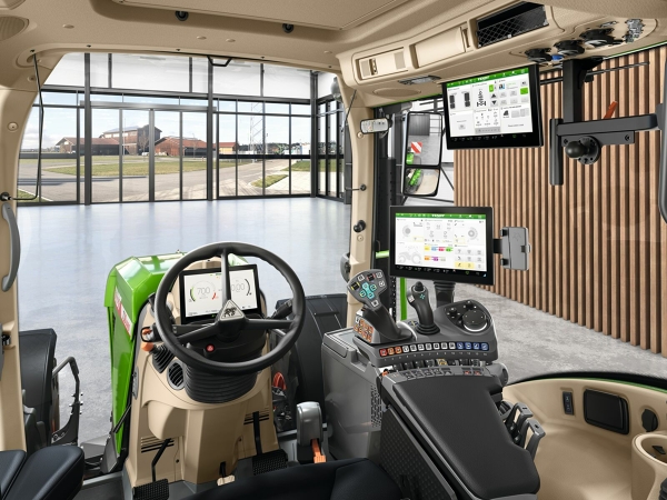 FendtONE Superfici di visualizzazione sulla cabina del trattore Veduta della cabina di un trattore Fendt e delle sue tre superfici di visualizzazione