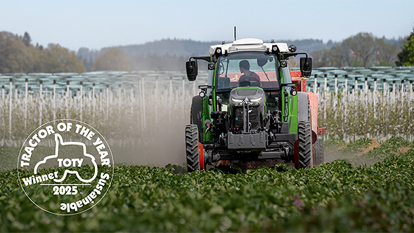 Trattore dell'anno 2025: Fendt e100 Vario, vincitore della categoria Sostenibile Il Fendt e100 V verniciato di verde sul campo con il premio per il vincitore del Sustainable Tractor of the Year 2025 in sovrimpressione