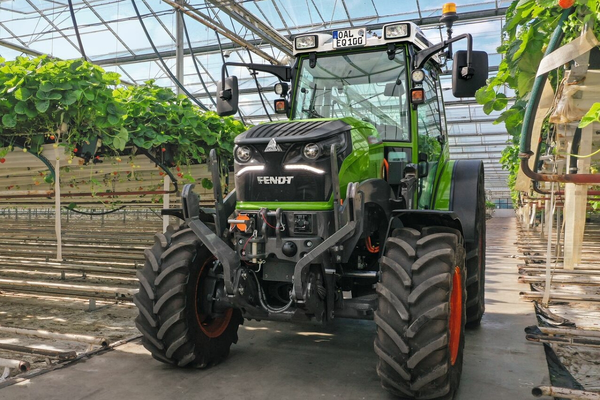 Calcolatore di redditività dei trattori elettronici Fendt Ein Fendt e100 Vario steht im Gewächshaus