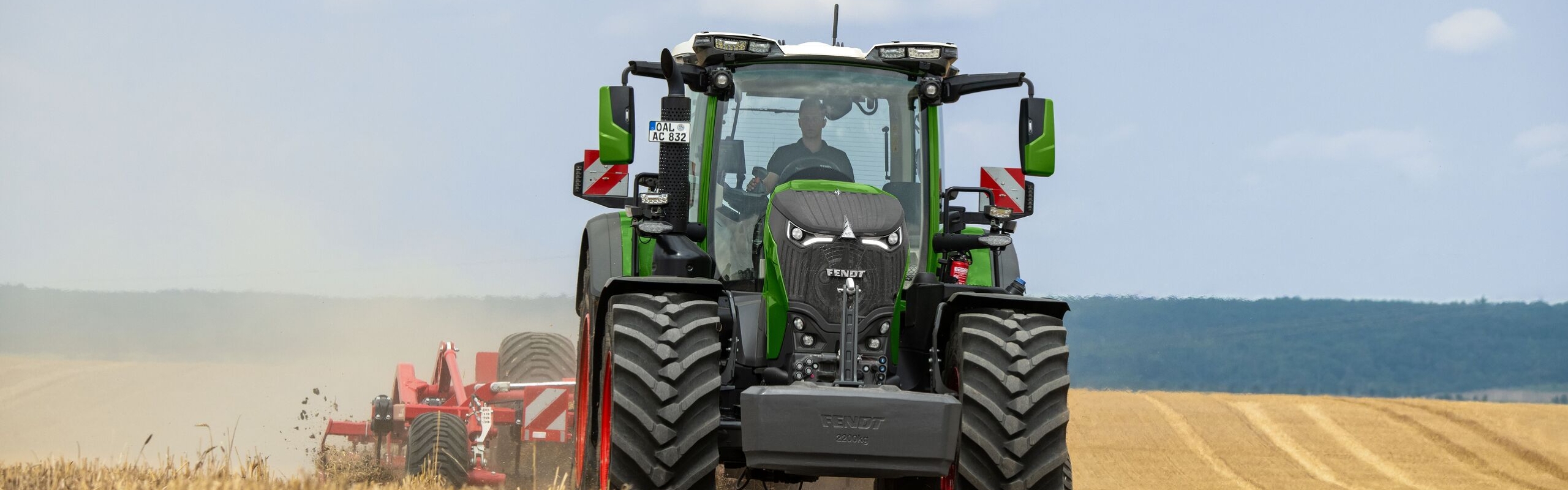 Panoramica frontale del trattore Fendt 800 Vario con verniciatura Nature Green