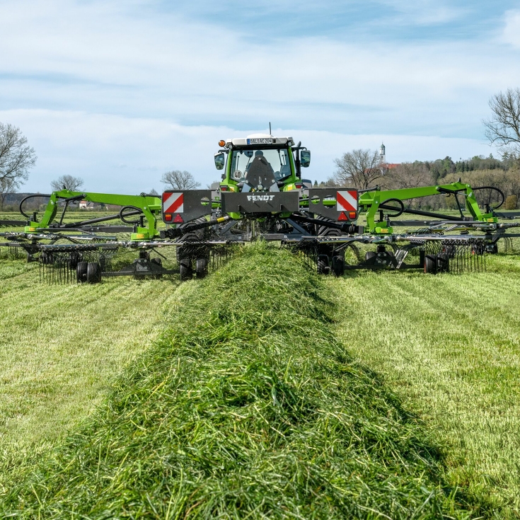 Un trattore Fendt con un ranghinatore Fendt Former