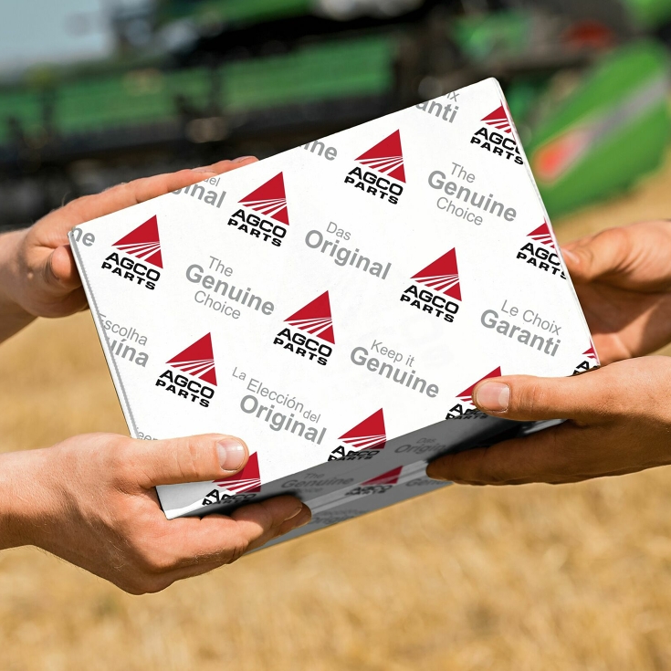 Consegna di un pacchetto AGCO Parts sul campo.