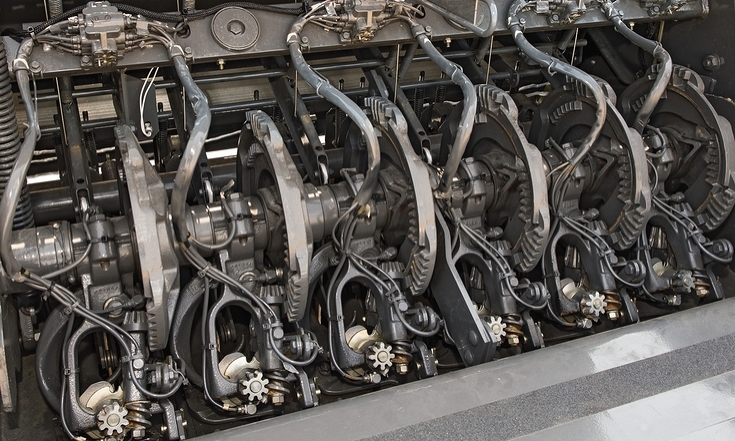 sistema a doppio legatore della pressa quadra Fendt Vista dettagliata del sistema a doppio nodo di una pressa quadra Fendt. È possibile vedere la meccanica precisa del sistema, che funziona su un canale da 120 cm con sei nodi o su 80 cm con quattro nodi. L'immagine mostra le scatole porta-spolina, i bracci
