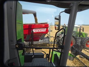 Monitoraggio del tubo di scarico della Serie L Fendt vista dalla cabina di una mietitrebbia Fendt serie L sul tubo di scarico durante lo scarico rapido del raccolto in un veicolo di trasferimento rosso
