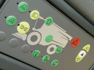 Pannello di controllo luci della serie L di Fendt Primo piano del pannello di controllo delle luci all'interno di una mietitrebbia Fendt serie L con la visualizzazione chiaramente riconoscibile delle luci di lavoro accese
