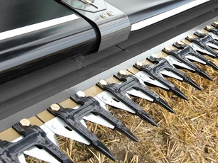 Primo piano del sistema di coltelli Schuhmacher autopulenti di una mietitrebbia Fendt della serie L, che fornisce 1.254 tagli al minuto e rimane costantemente affilato