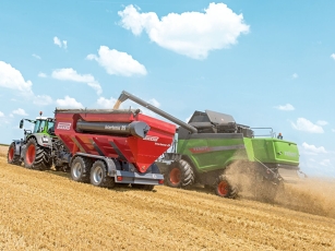 Mietitrebbia Fendt Serie L alla raccolta in un campo