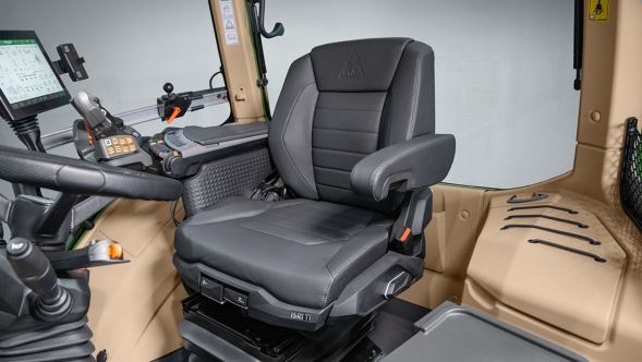 Interno di una cabina Fendt con focus sul sedile premium