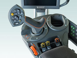 Primo piano del multijoystick di una mietitrebbia Fendt Serie C per il controllo della posizione della barra falciante, l'arresto dell'unità di trebbiatura, lo svuotamento del serbatoio della granella e la regolazione automatica dell'altezza delle stoppie