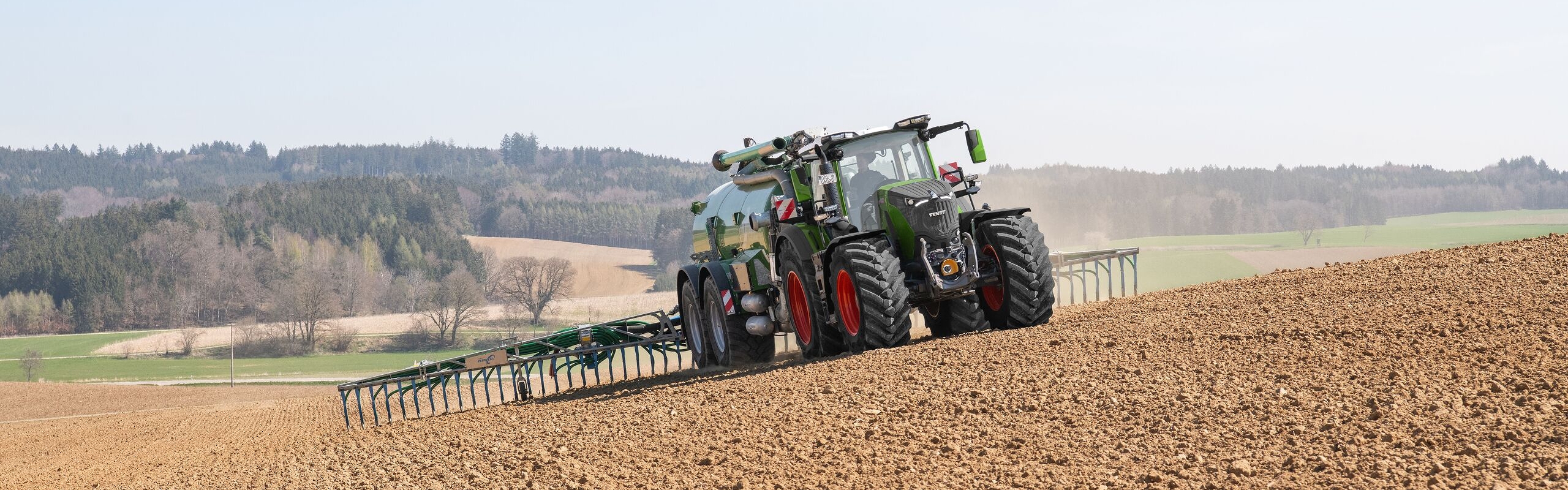 Immagine di un Fendt 800 Vario durante la lavorazione del terreno sul campo