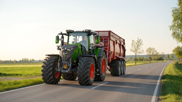 Un Fendt 800 Vario con carro autocaricante come rimorchio su una strada di campagna