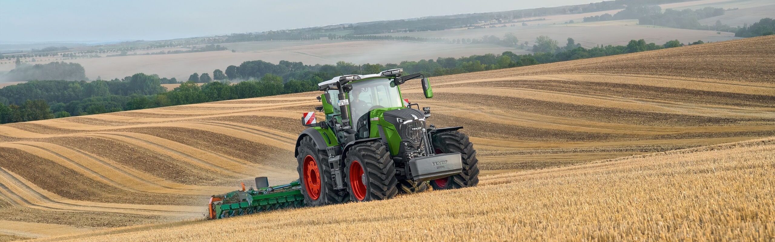 Panoramica di un Fendt 800 Vario in movimento su un campo di stoppie