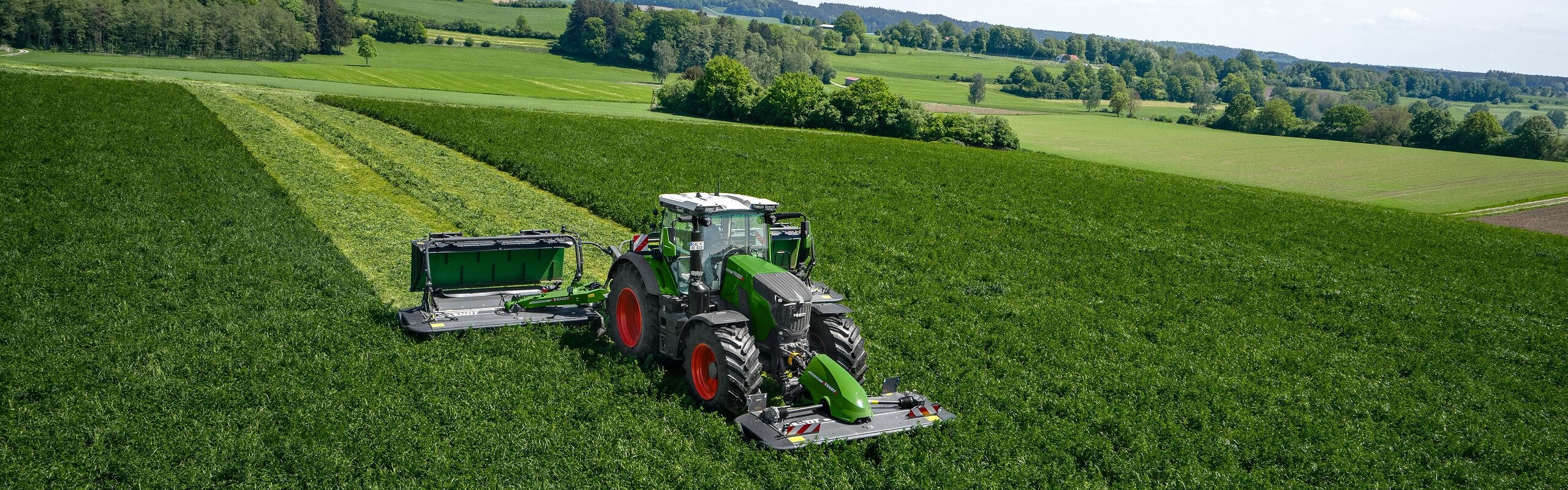 Un trattore Fendt 800 Vario al lavoro sui pascoli