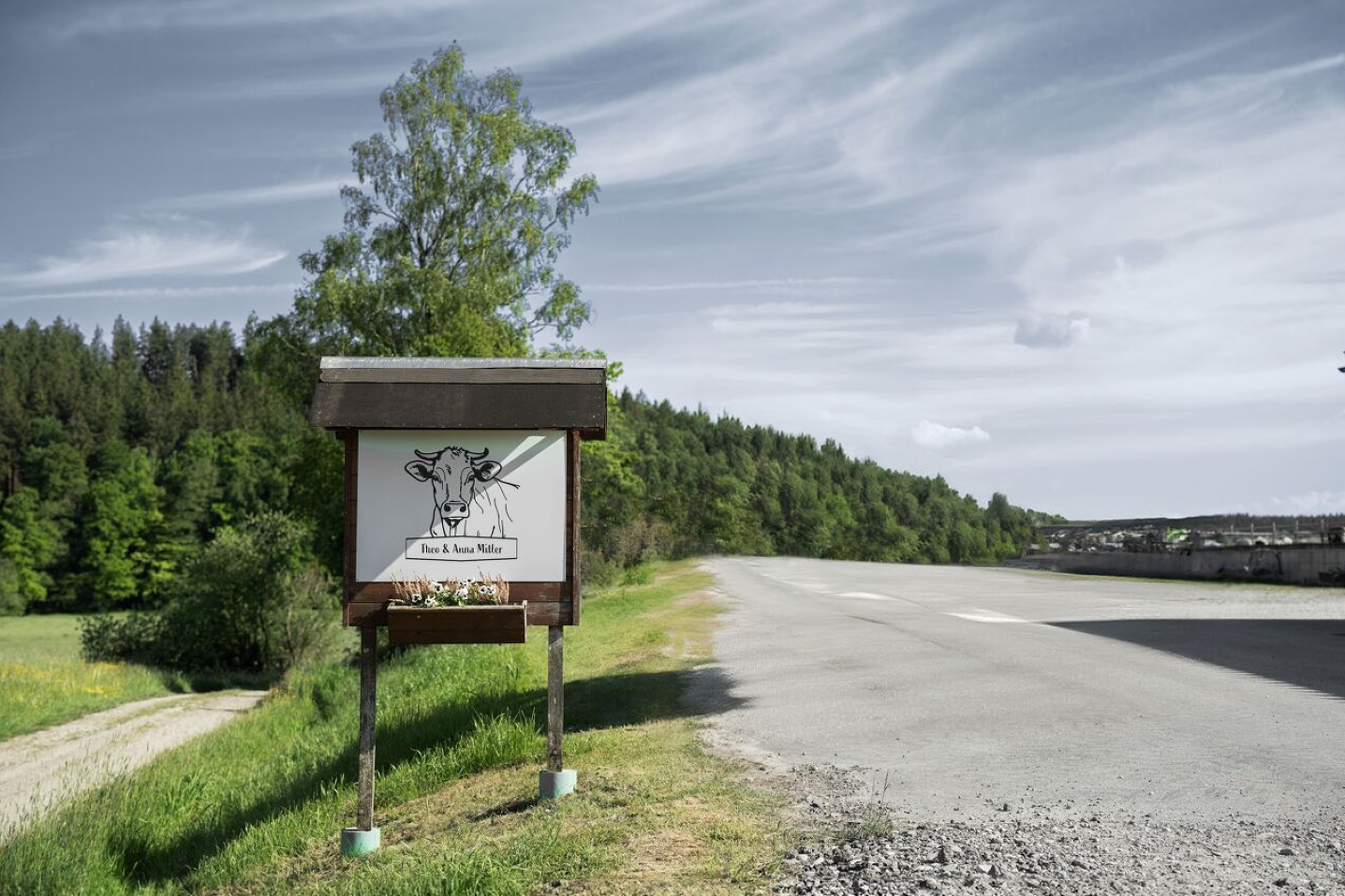 Immagine suggestiva di un ingresso di fattoria con insegna
