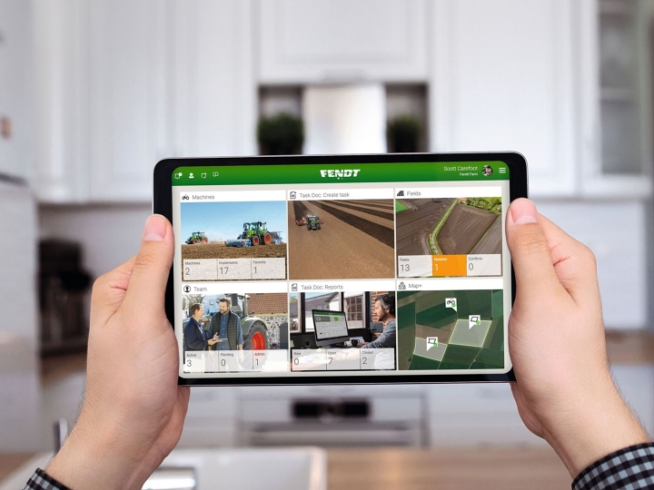 Un tablet con riquadri FendtONE viene tenuto con due mani.