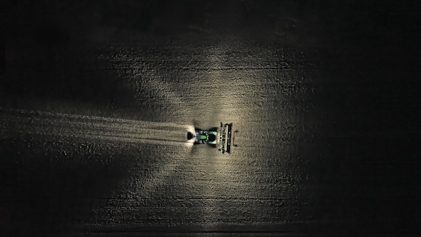 Panoramica dall'alto di un trattore Fendt 800 Vario di notte con illuminazione UltraVision a 360 gradi