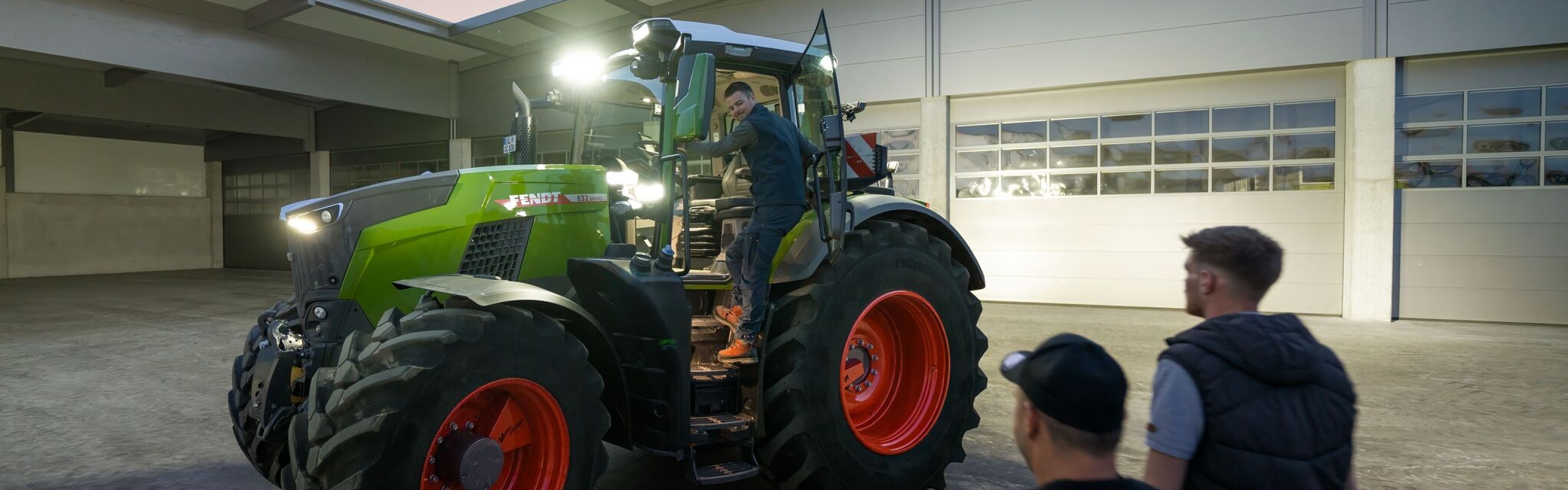 Vista del cortile interno di un contoterzista che ha a disposizione per i suoi conducenti il trattore Fendt 800 Vario con illuminazione completa.