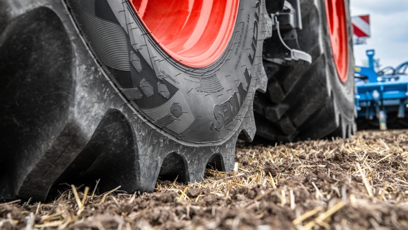 Primo piano di pneumatici Fendt con cerchioni rossi su un campo