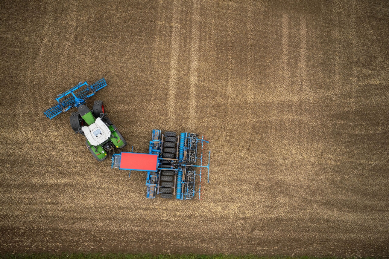 un Fendt 800 Vario verde svolta con una seminatrice singola blu Lemken in capezzagna - l’immagine è in prospettiva aerea e mostra il ridotto raggio di sterzata