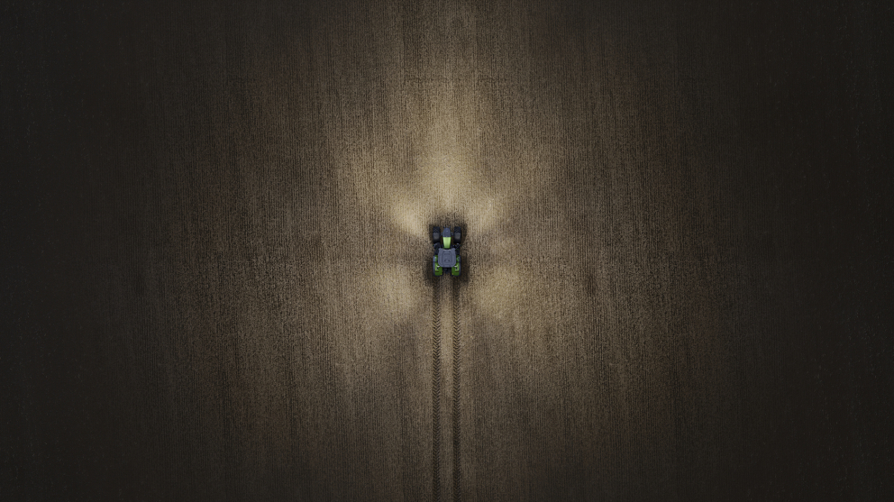 immagine scattata da un drone di un Fendt 800 Vario nella notte con luci accese – 20%.