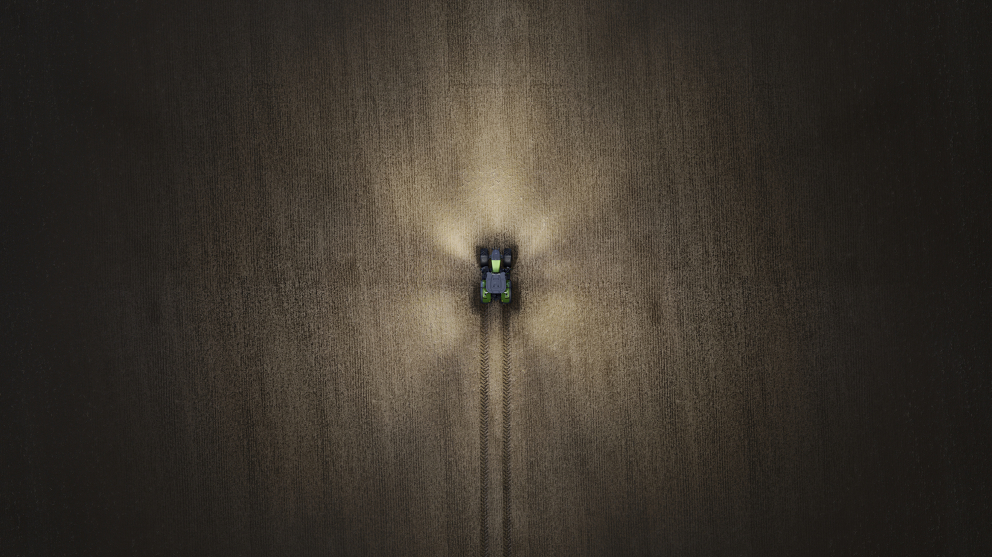 immagine scattata da un drone di un Fendt 800 Vario nella notte con luci accese – 40%.